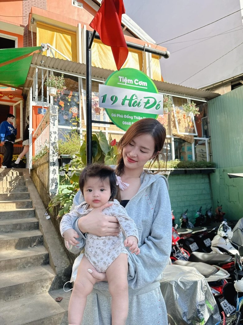 Không phải sinh đôi nhưng hai ái nữ nhà đông nhi lúc nào cũng ăn mặc đồng nhất - 2