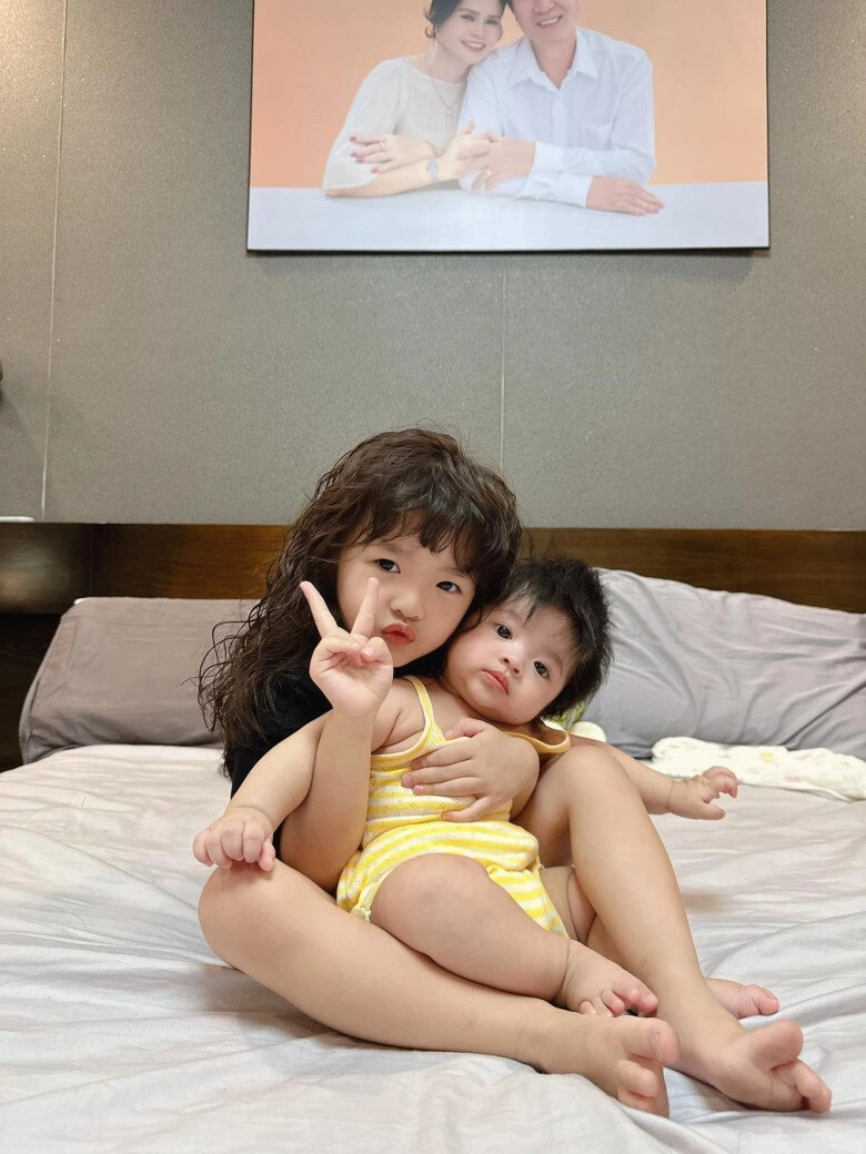Không phải sinh đôi nhưng hai ái nữ nhà đông nhi lúc nào cũng ăn mặc đồng nhất - 6