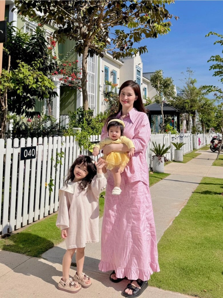 Không phải sinh đôi nhưng hai ái nữ nhà đông nhi lúc nào cũng ăn mặc đồng nhất - 8