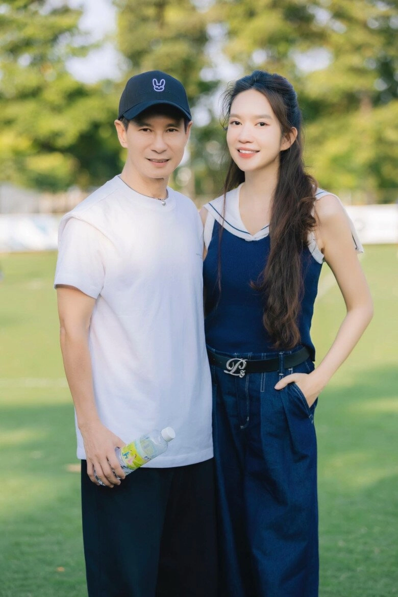 Không sang chảnh như vợ chủ tịch bóng đá minh hà ra sân cỏ cùng lý hải với set đồ không thể bình dân hơn - 2