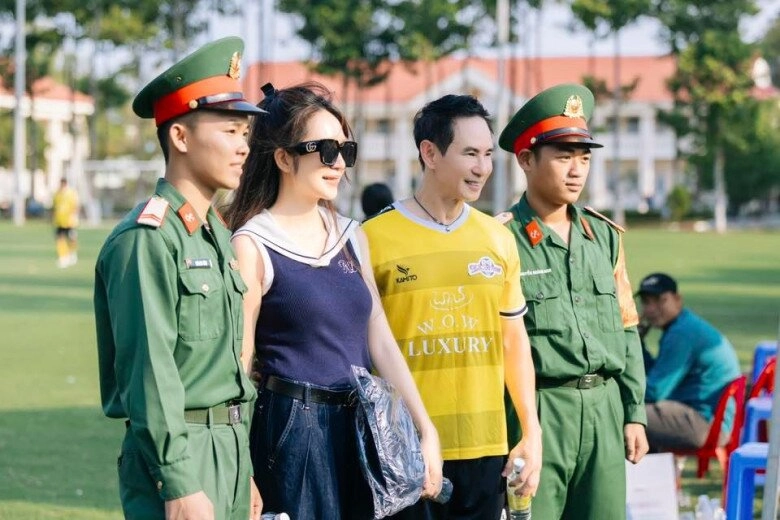 Không sang chảnh như vợ chủ tịch bóng đá minh hà ra sân cỏ cùng lý hải với set đồ không thể bình dân hơn - 3
