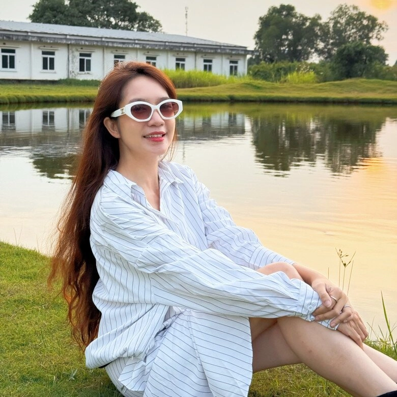 Không sang chảnh như vợ chủ tịch bóng đá minh hà ra sân cỏ cùng lý hải với set đồ không thể bình dân hơn - 4