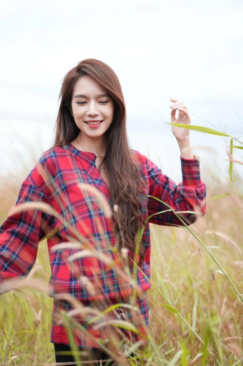 Không sang chảnh như vợ chủ tịch bóng đá minh hà ra sân cỏ cùng lý hải với set đồ không thể bình dân hơn - 5