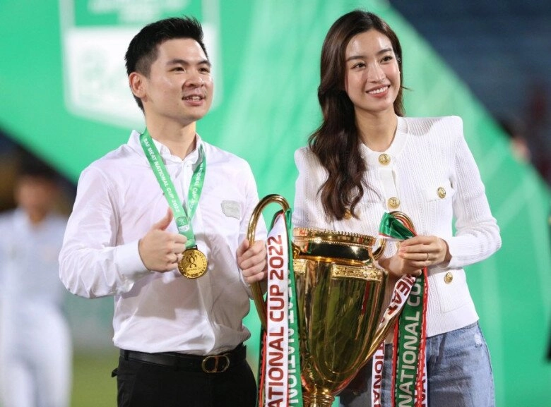 Không sang chảnh như vợ chủ tịch bóng đá minh hà ra sân cỏ cùng lý hải với set đồ không thể bình dân hơn - 9