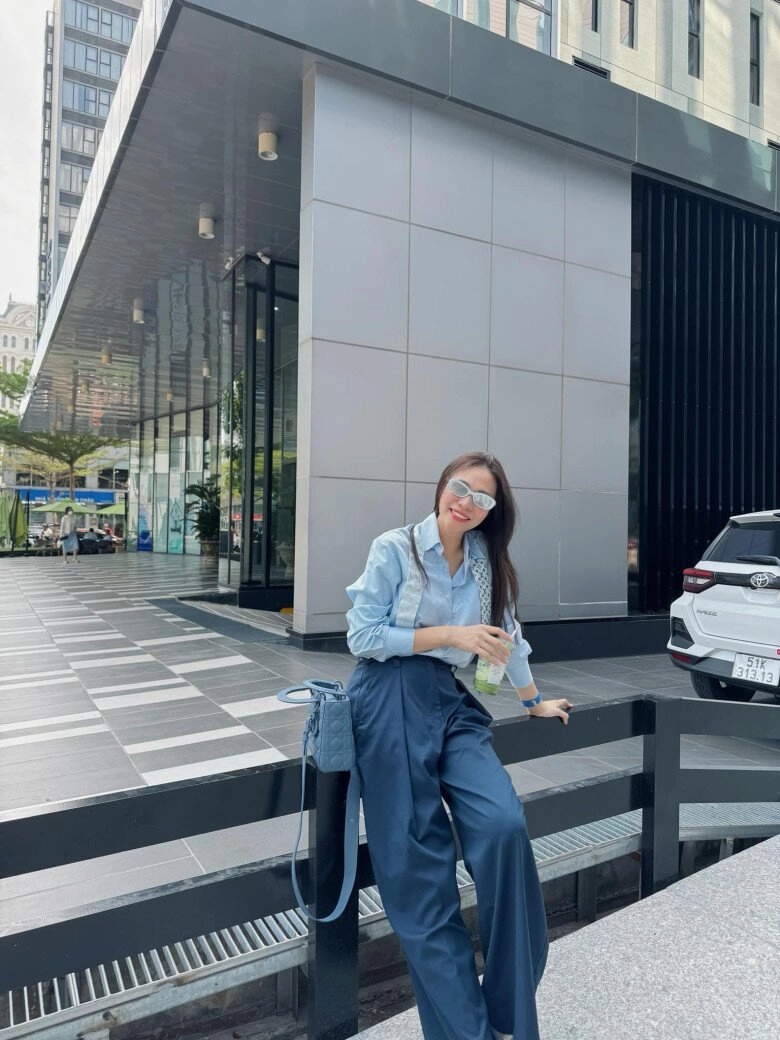 Kiểu áo công sở đàm thu trang rất mê diện cùng quần ống rộng vừa thanh lịch vừa trẻ trung - 1