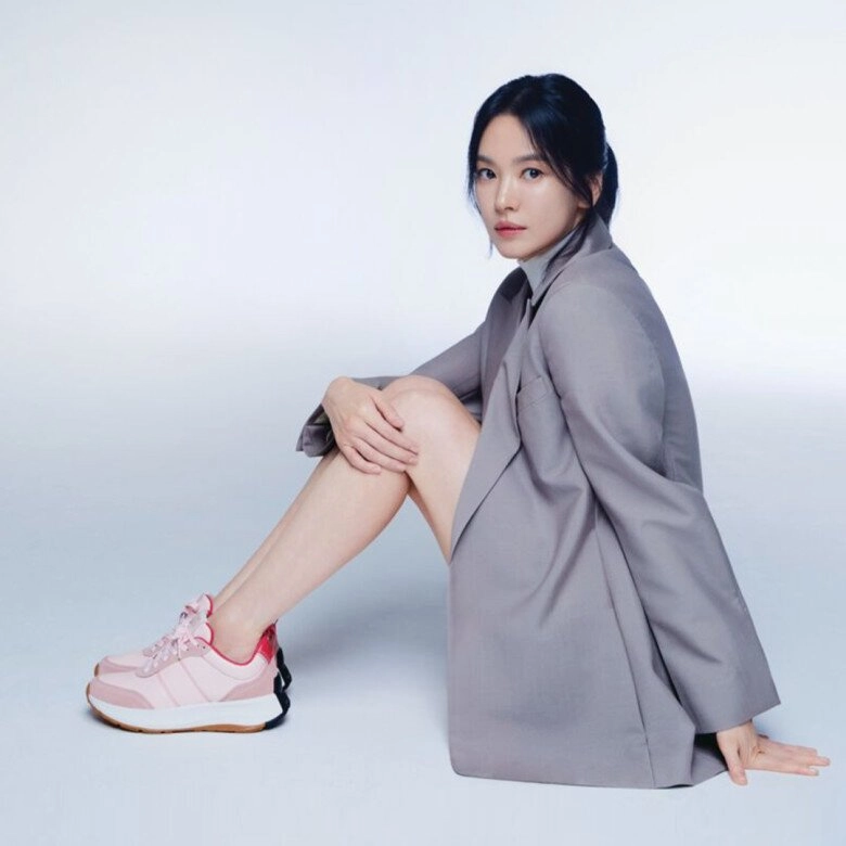 Kiểu giày song hye kyo rất mê mặc với váy hay quần đều đẹp biết 4 cách phối này càng thêm cao ráo - 2