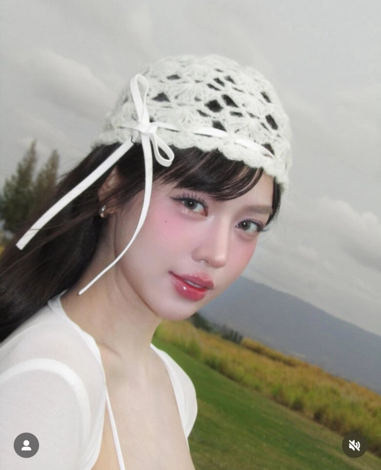 Kiểu mũ đục lỗ không che được nắng mưa thay thế nón rộng vành hè này từ hoa hậu đến mẹ 3 con đều mê - 2