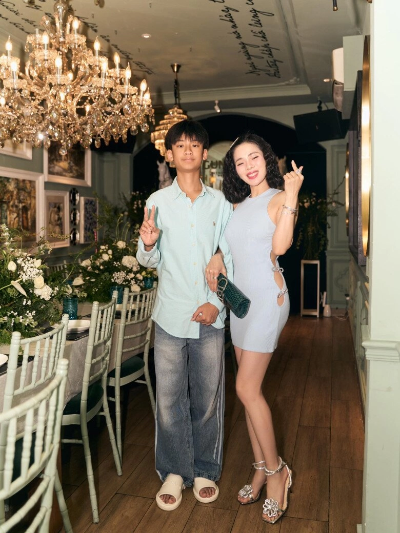 Lệ quyên đứng cạnh con trai 174m mặc váy cut-out khoe sắc vóc trẻ mơn mởn như chị gái - 3