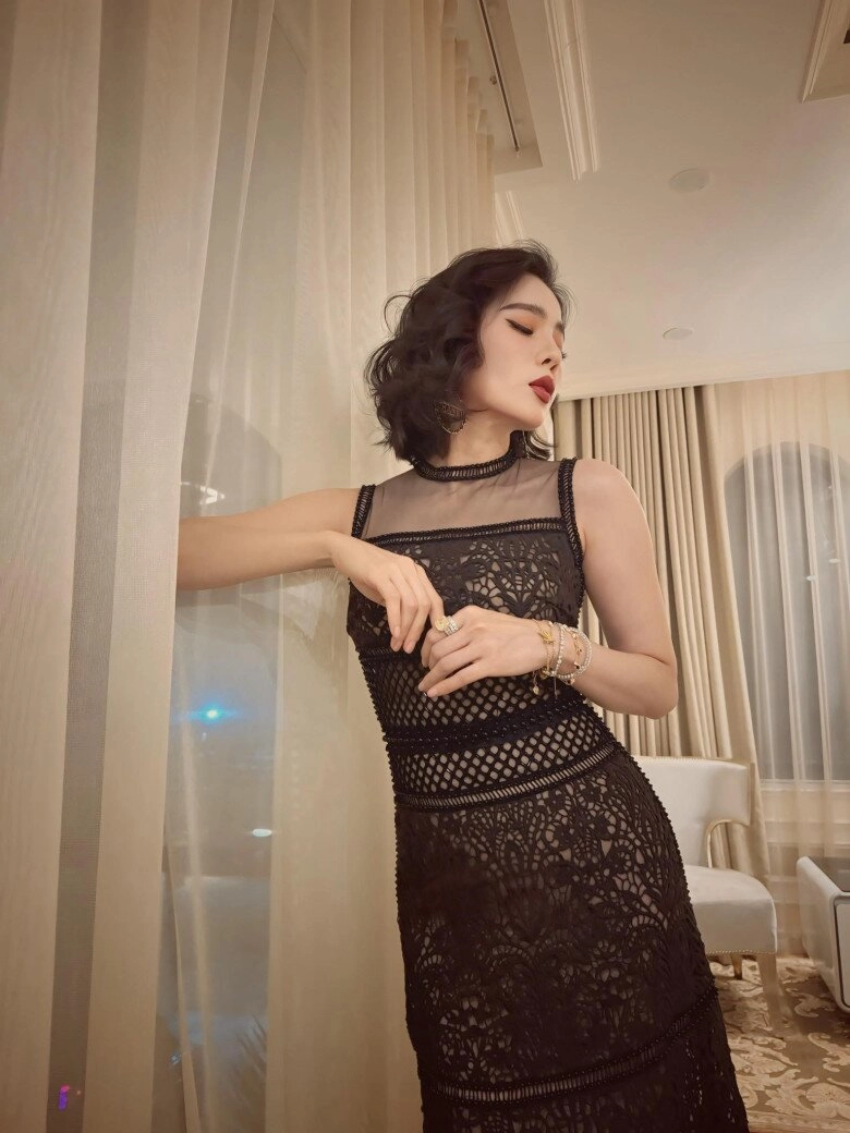 Lệ quyên đứng cạnh con trai 174m mặc váy cut-out khoe sắc vóc trẻ mơn mởn như chị gái - 10