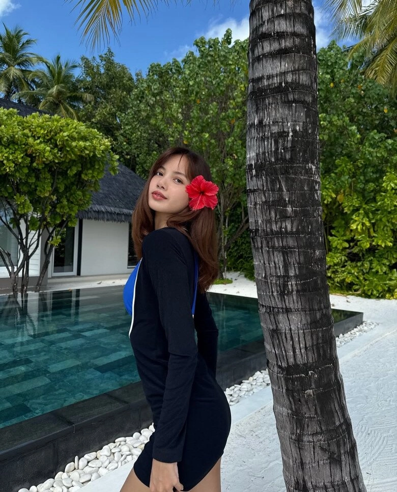 Loạt mỹ nhân khắp mọi nơi lên đồ chào hè phong cách đa dạng nhưng đều gợi cảm hết nấc - 9