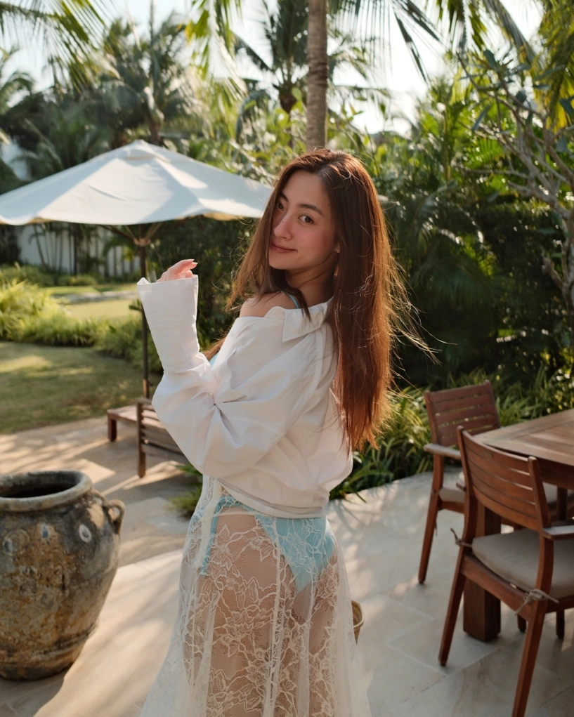 Lương thùy linh mix váy xuyên thấu với bikini - 2