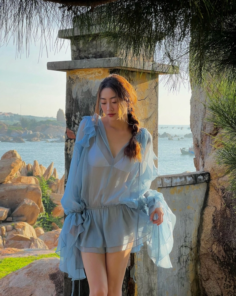 Lương thùy linh mix váy xuyên thấu với bikini - 3