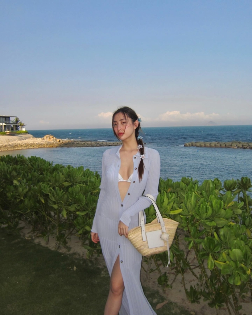 Lương thùy linh mix váy xuyên thấu với bikini - 4