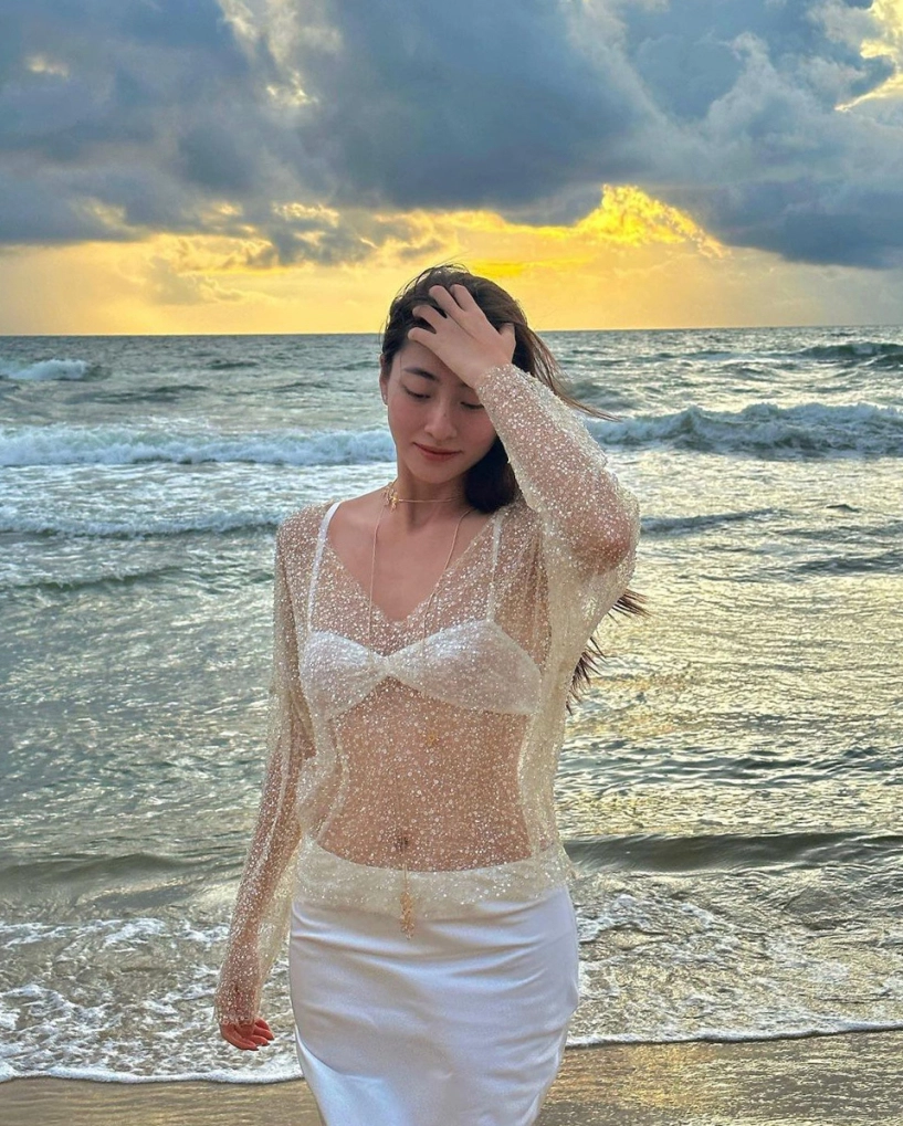 Lương thùy linh mix váy xuyên thấu với bikini - 6
