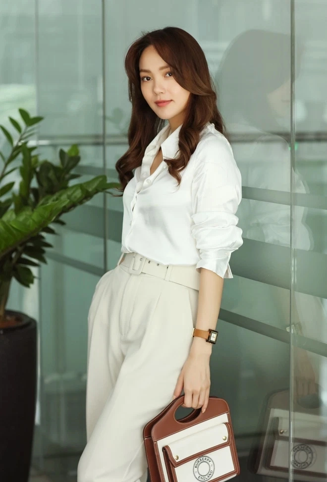 Mặc áo sơ mi không vài cúc vẫn sang chảnh như minh hằng bảo sao từng được khen một chín một mười với triệu vy trên màn ảnh - 7