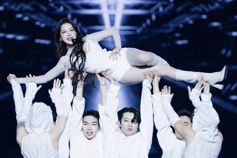 Mặc đồ ngắn cũn đi diễn trước nghìn người chi pu nhận lời khen loạt idol bị cđm chỉ trích vì phản cảm - 3