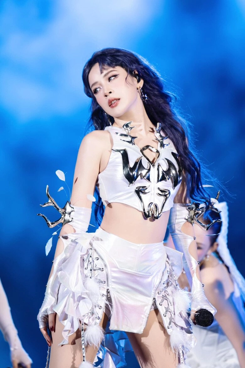 Mặc đồ ngắn cũn đi diễn trước nghìn người chi pu nhận lời khen loạt idol bị cđm chỉ trích vì phản cảm - 7