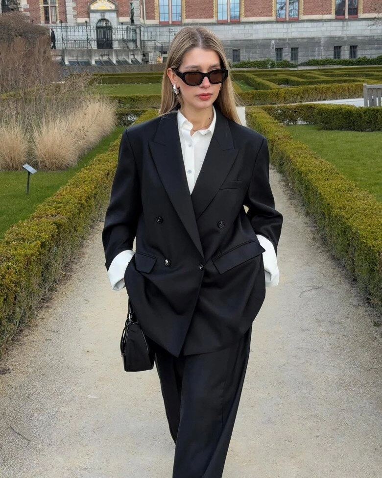 Mặc đồ tối màu đi làm sao cho đẹp tham khảo 10 outfit ruột của blogger thời trang lên đồ sang như minh tinh - 10