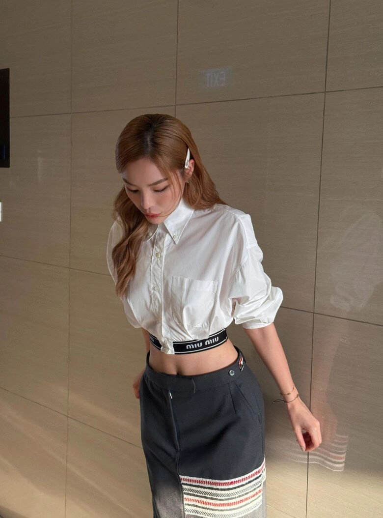 Mặc lại kiểu áo sơ mi trắng kỳ duyên rút kinh nghiệm phối đồ không còn xuề xòa - 11
