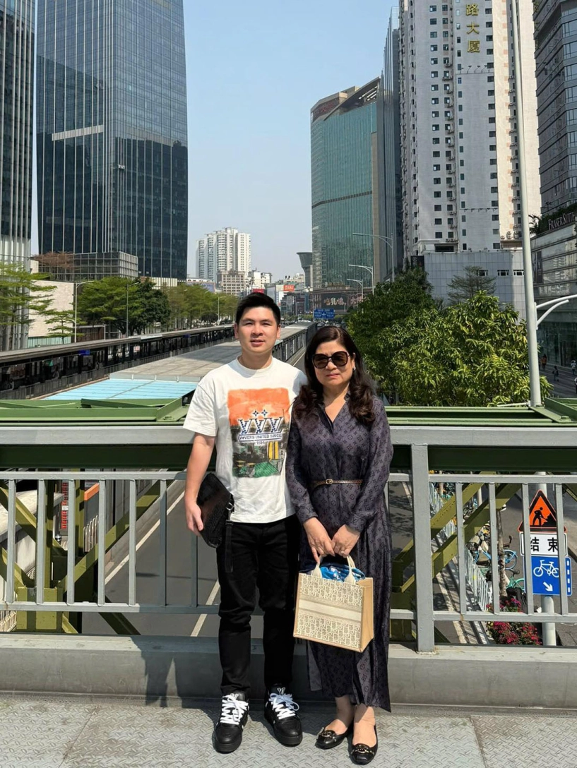 Mẹ chồng đỗ mỹ linh phủ cây hàng hiệu dạo phố - 1