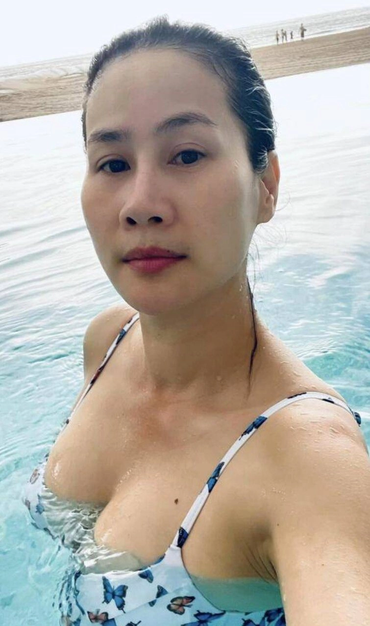 Mẹ đơn thân bị ghét vì đóng vai ác tuổi 47 vẫn ăn mặc trẻ trung nhìn ảnh ngày xưa làm mẫu bất ngờ hơn - 4