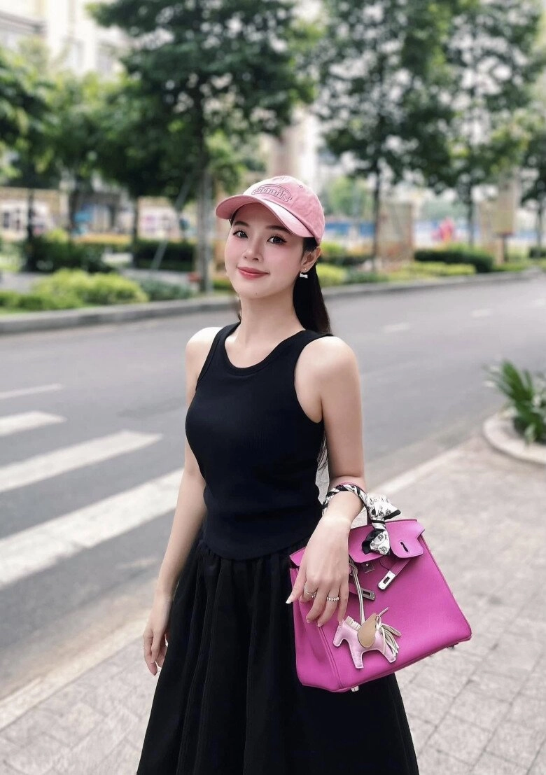 Midu có chồng xong tiết kiệm hơn hẳn đi du lịch chỉ xách túi cũ thế này đây - 9