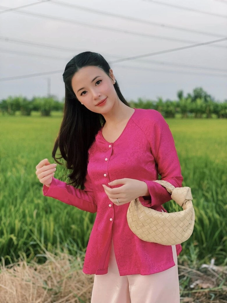 Midu có chồng xong tiết kiệm hơn hẳn đi du lịch chỉ xách túi cũ thế này đây - 10