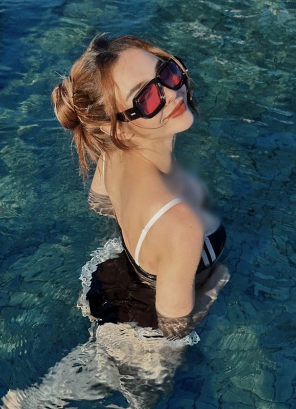 Mlee chăm diện bikini khoe body nuột nà thân thiết với tiểu vy - 12