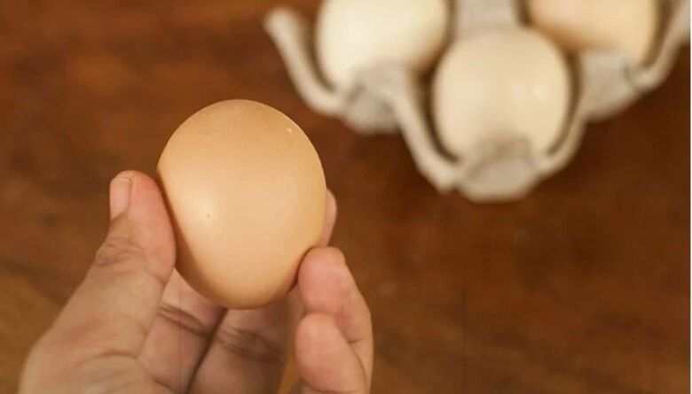 Mua trứng gà chọn quả to hay nhỏ vỏ sần hay nhẵn thín người kinh nghiệm phán điều này ai cũng ngã ngửa - 4