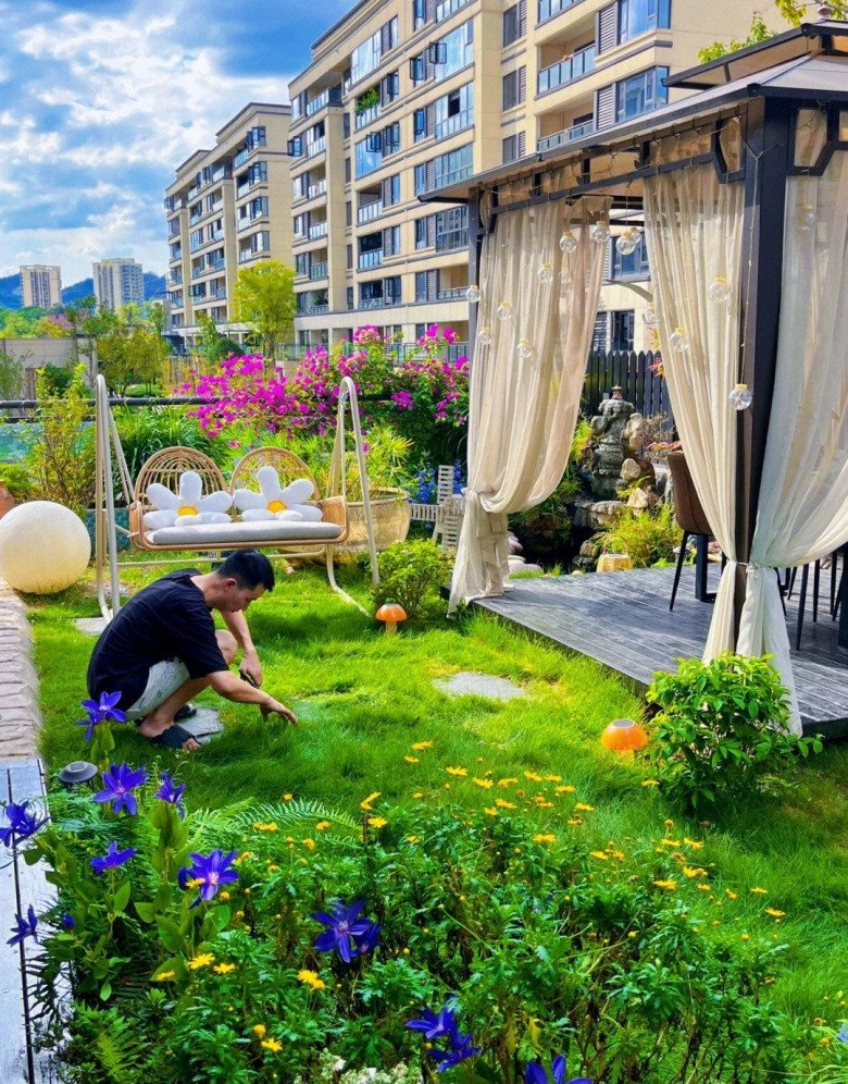 Muốn con có chỗ vui đùa và nuôi thỏ ông bố tự tay thiết kế sân vườn đẹp như mơ - 1