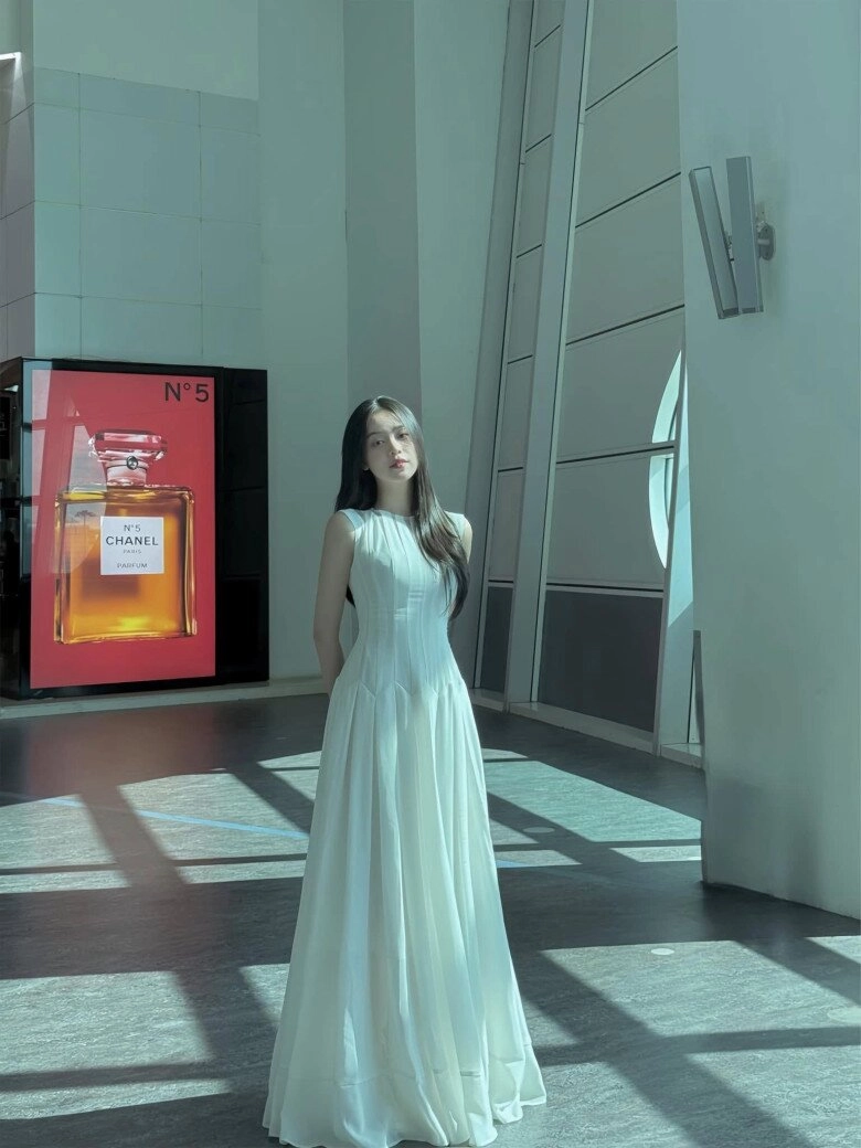 nàng thơ mới nhất của soobin hoàng sơn mặc váy trắng quá đẹp tham khảo ngay 8 outfit để hè này xuống phố - 1