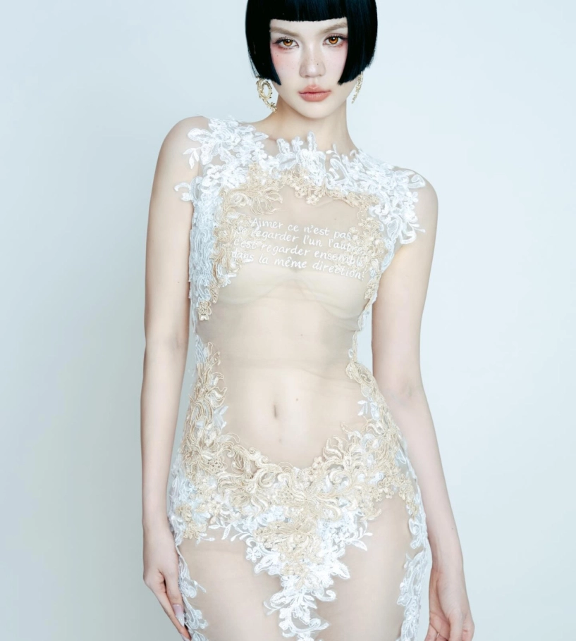 Ngọc trinh khoe trọn body với chiếc váy tàng hình - 2