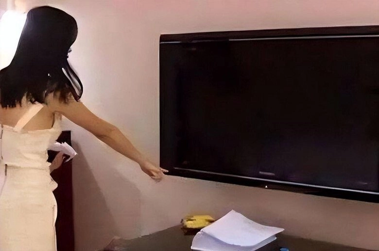 Người dọn phòng khuyên nên rút phích cắm tv ngay sau khi nhận phòng khách sạn tại sao vậy - 1