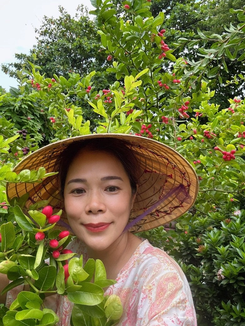 Nữ ca sĩ có khu vườn 10000m2 giữa lòng tphcm quanh năm có hoa để cúng có trái để ăn - 1
