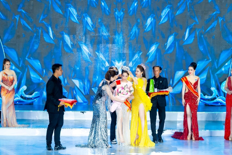 Nữ doanh nhân huỳnh nga chính thức đăng quang á hậu 2 cuộc thi hoa hậu doanh nhân tài sắc việt nam 2025 - 4