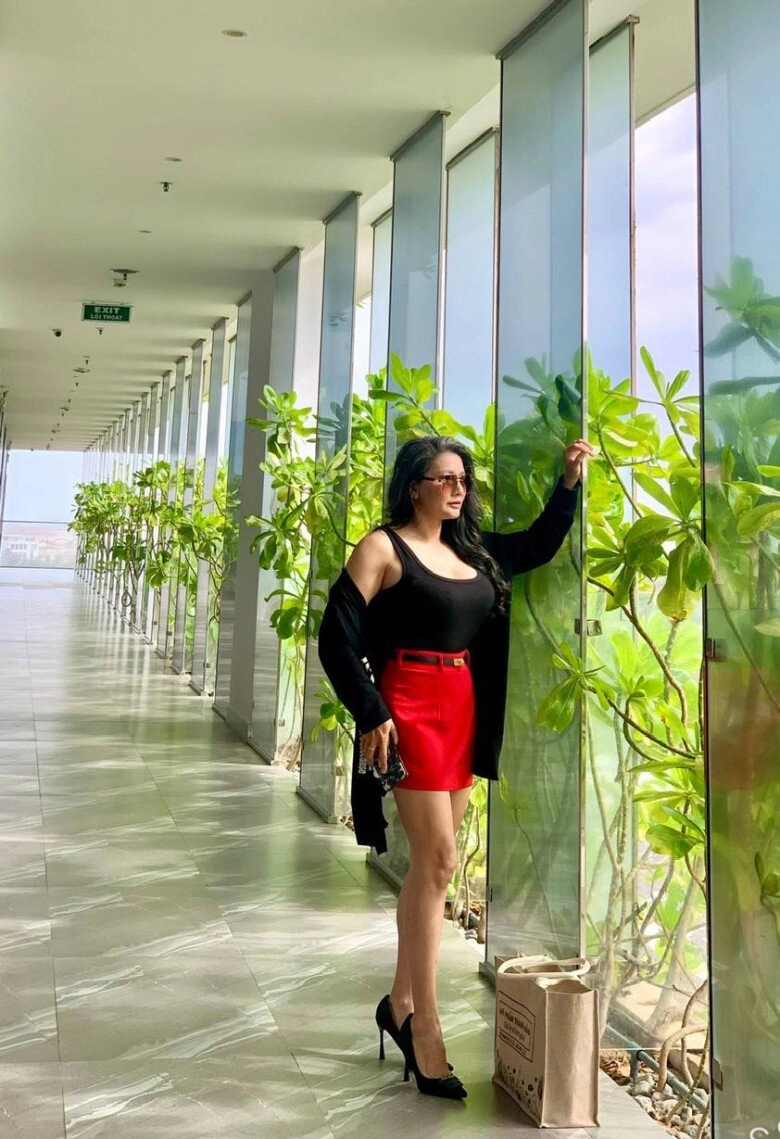 nữ hoàng cảnh gợi cảm u50 tóc bạc trắng ăn mặc lệch pha với số tuổi theo cách tiết kiệm khó tin - 7