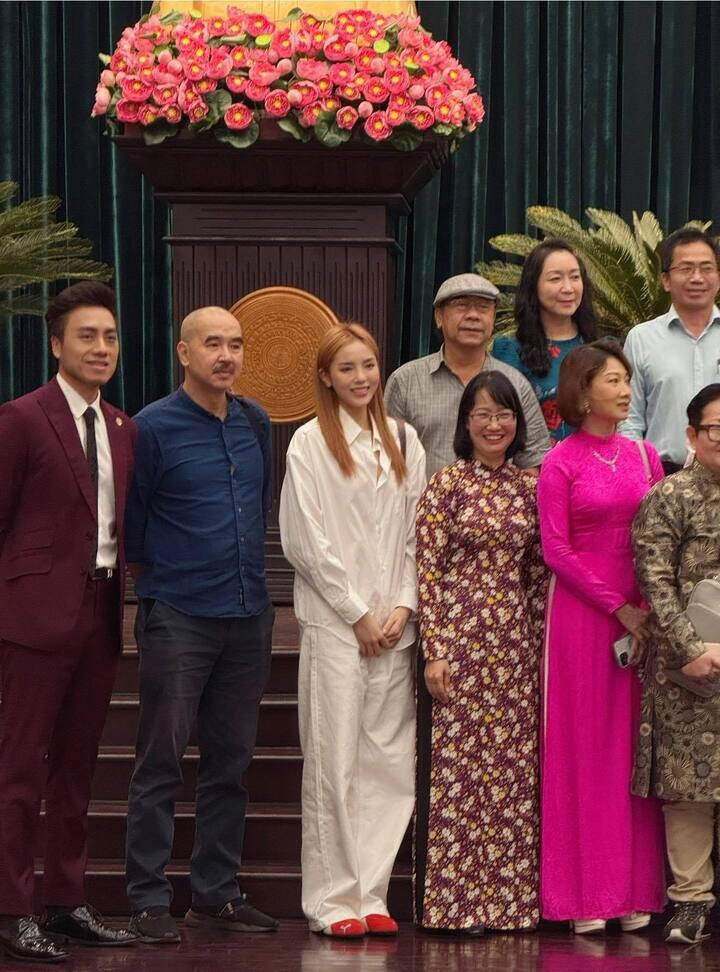 Phối áo sơ mi trắng với quần ống rộng thế nào vừa sang mà không mắc lỗi xuề xòa chị em công sở nên bỏ túi - 1