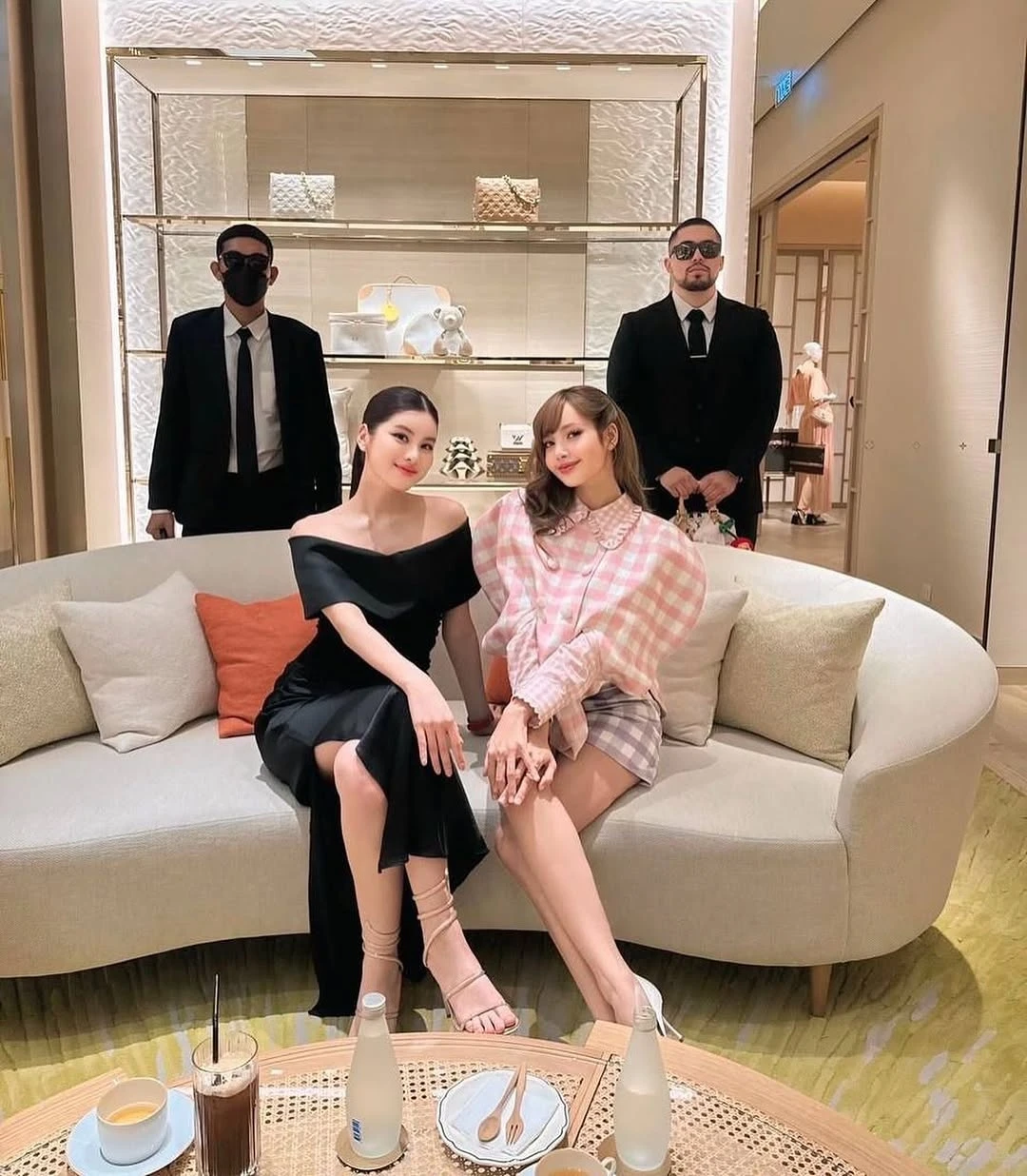 Phú bà đi mua sắm hàng hiệu cùng lisa có cả dàn vệ sĩ nổi tiếng toàn cầu nhờ câu nói thank you kateyki - 2