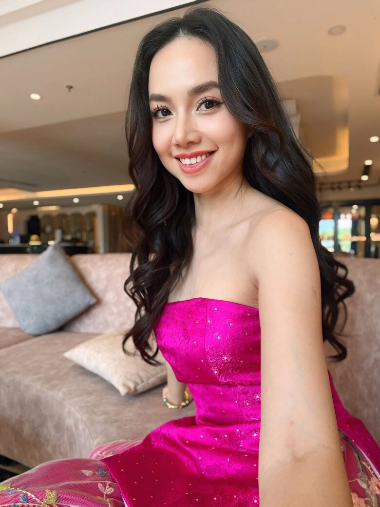 phú bà ngành điện ảnh là hoa khôi tây đô không chạy đua hàng hiệu chung thủy với trang phục mang chất liệu truyền thống - 2