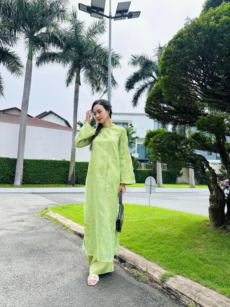 phú bà ngành điện ảnh là hoa khôi tây đô không chạy đua hàng hiệu chung thủy với trang phục mang chất liệu truyền thống - 6