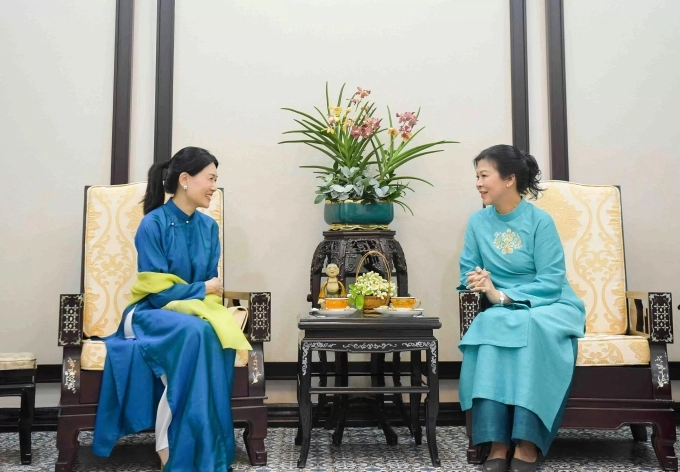Phu nhân thủ tướng singapore gây sốt khi mặc áo dài may trong hai ngày - 1