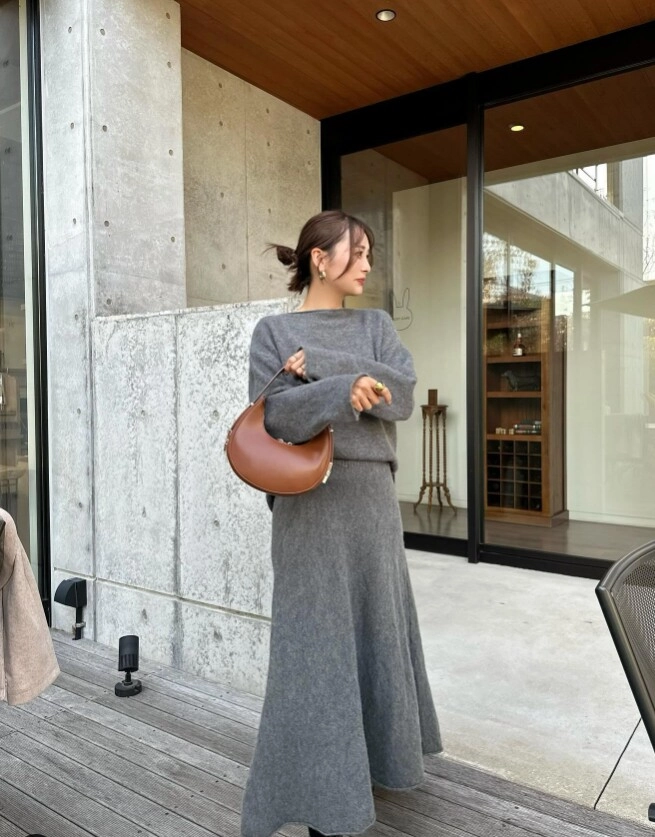 Phụ nữ 40 mặc đồ màu đen hay xám trông trẻ đẹp hơn chị em nắm vững công thức để lên đồ đẹp sang - 2
