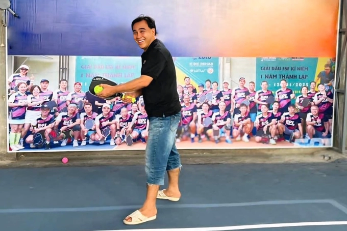 Quyền linh mang dép tổ ong chơi môn thể thao nhà giàu - 1