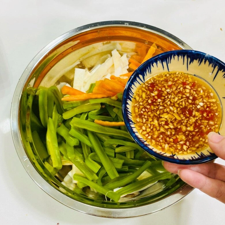Thịt luộc thừa sau tết đem làm gỏi cổ hũ dừa giòn ngon chua chua ngọt ngọt siêu hấp dẫn - 6