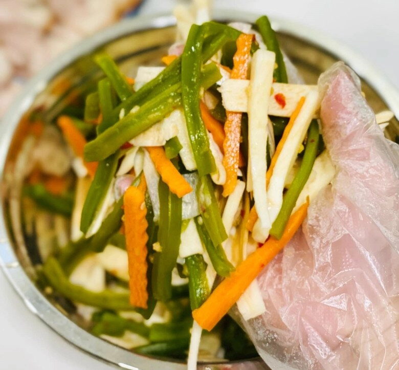 Thịt luộc thừa sau tết đem làm gỏi cổ hũ dừa giòn ngon chua chua ngọt ngọt siêu hấp dẫn - 7