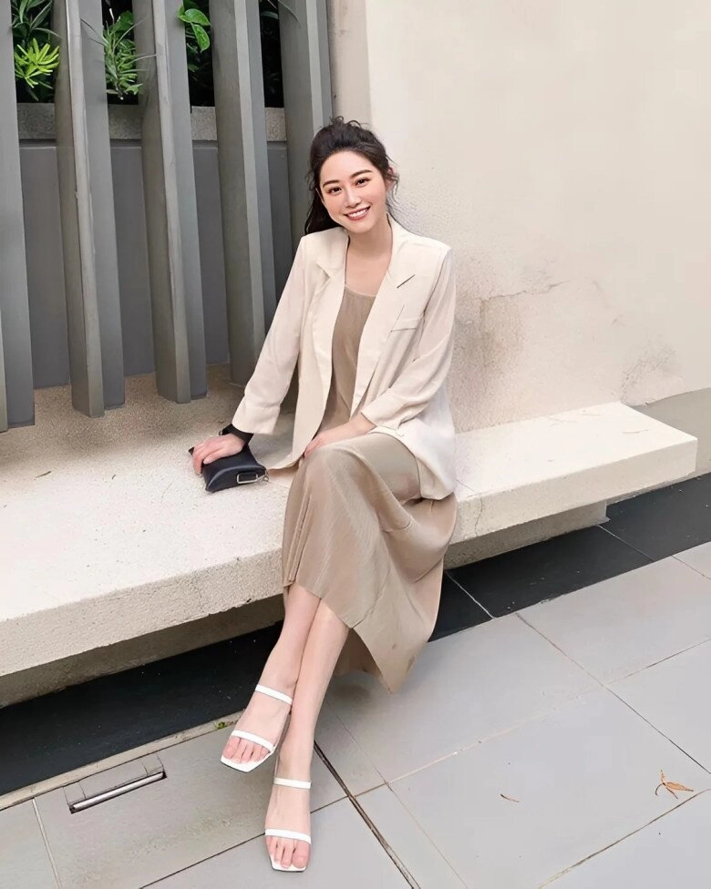 Thời tiết giao mùa bất ổn 5 món đồ công sở giúp chị em mặc đẹp ứng biến mọi lúc mọi nơi - 2