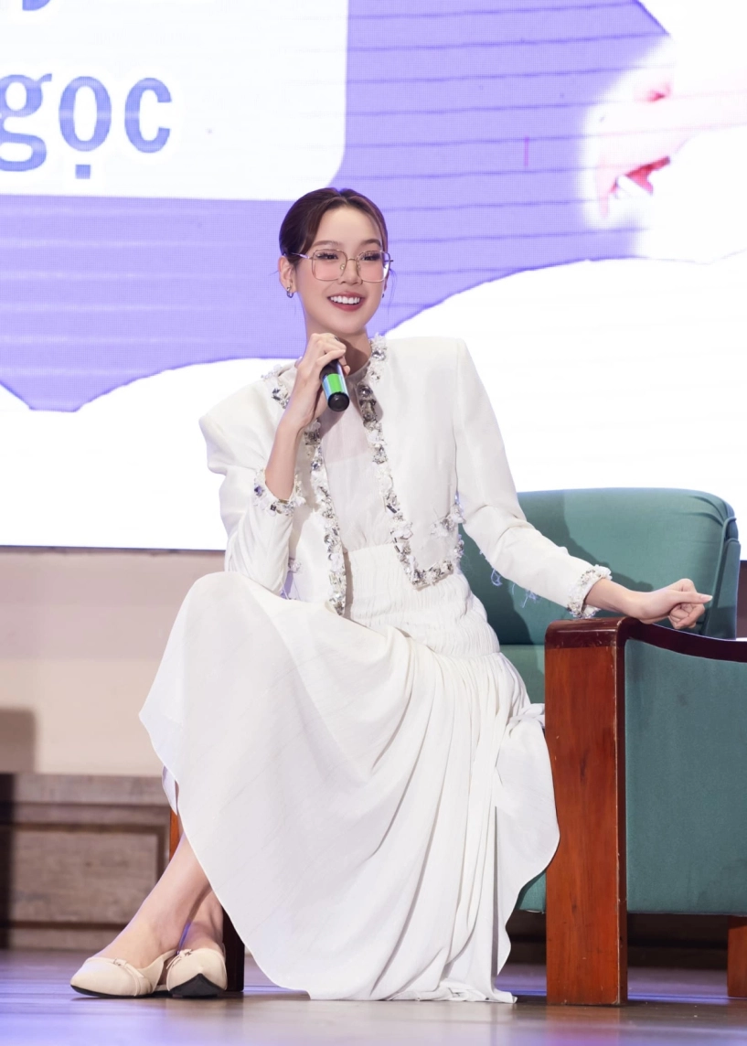 Thời trang công sở của hoa hậu bảo ngọc khi làm giám đốc tuổi 24 - 2