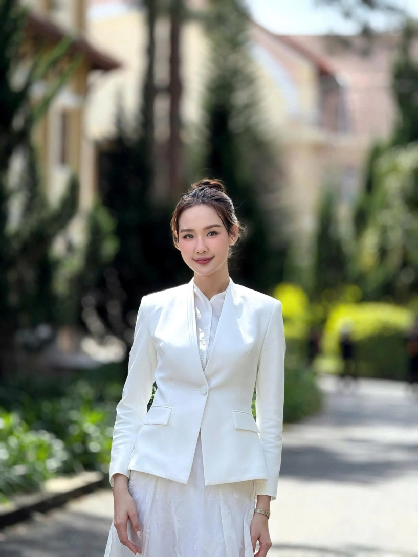Thời trang công sở của hoa hậu bảo ngọc khi làm giám đốc tuổi 24 - 3
