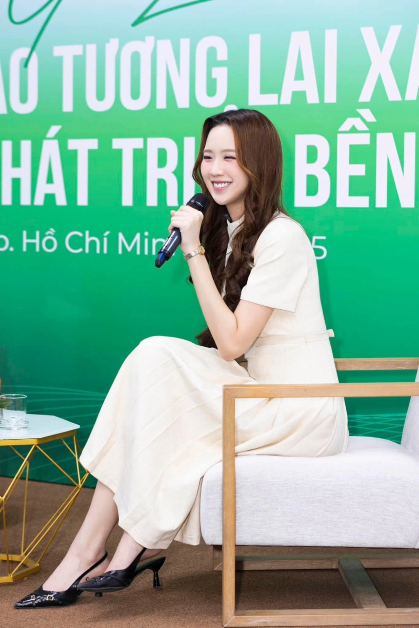 Thời trang công sở của hoa hậu bảo ngọc khi làm giám đốc tuổi 24 - 6