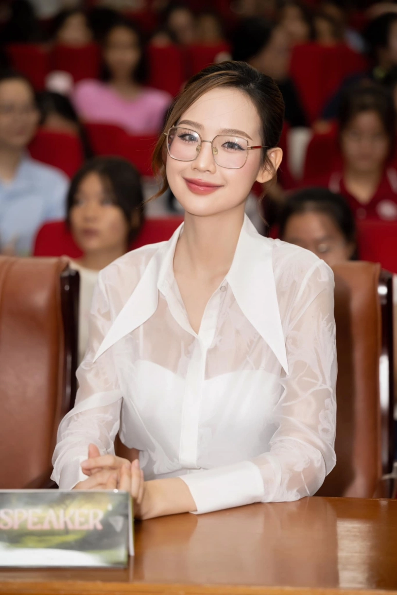 Thời trang công sở của hoa hậu bảo ngọc khi làm giám đốc tuổi 24 - 9
